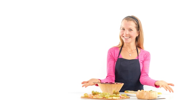 Uśmiechnięta osoba przy stole po warsztatach